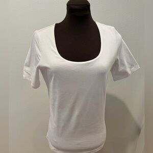 Boden ClassicWhite Scoop Neck Women's Tee, size 10.